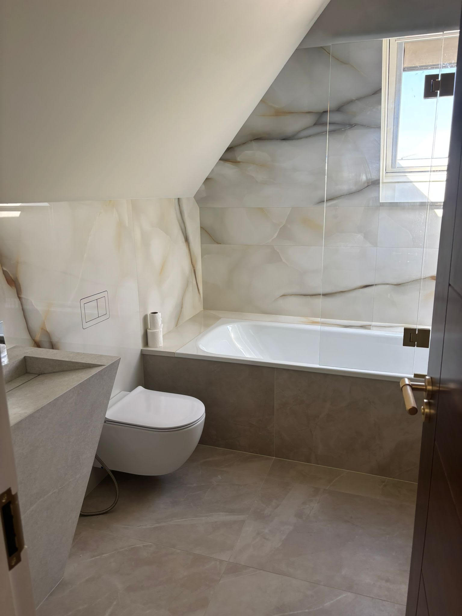 Luxury freestanding bath